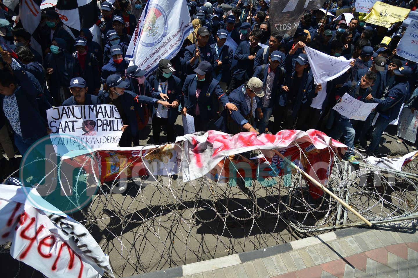 JATIMNET.COM, Surabaya - Massa aksi yang dilakukan mahasiswa berusaha melakukan pengerusakan kawat berduri yang mengalangi mereka saat di depan Gedung DPRD Jawa Timur, Jalan Indrapura. Rabu, 25 September 2019.