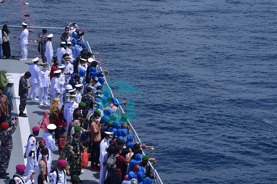 Tabur Bunga Diwarnai Isak Tangis dan Pingsan dari Keluarga KRI Nanggala-402