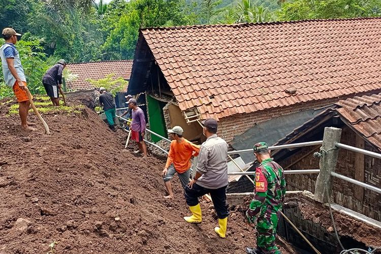 Hujan Deras, 4 Rumah di Probolinggo Tertimpa Tanah Longsor