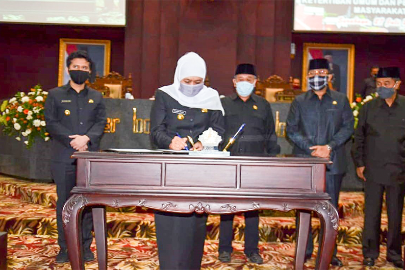 Jatim Sahkan Perda Pengendalian Covid-19