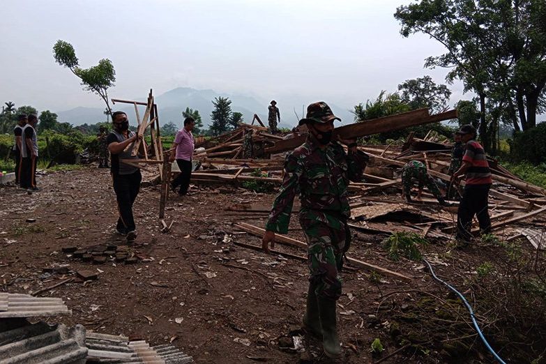 Tangani Rumah Diterjang Puting Beliung di Probolinggo Petugas Bencana Diturunkan