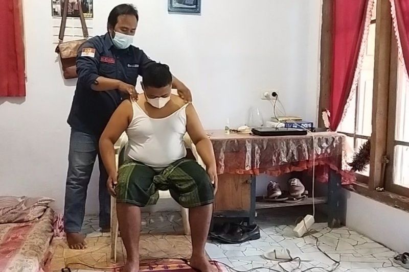 Jurnalis Asal Probolinggo Ini, Buka Layanan Terapi Listrik