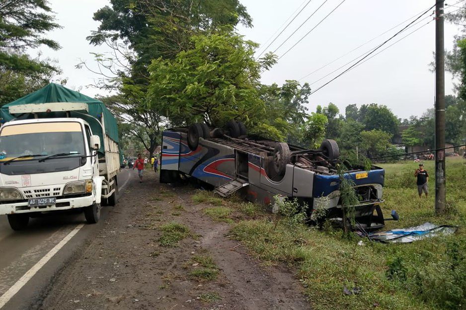 Hindari Tabrakan di Madiun, Bus Sumber Selamat Terbalik