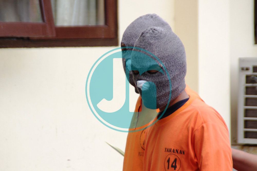 Gerebek Rumah Pengedar, Polisi Temukan SS di Bawah Meja Makan