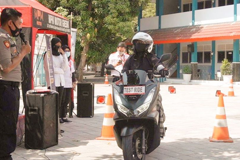 Polisi Gresik Edukasi Safety Riding Wali Murid dan Guru