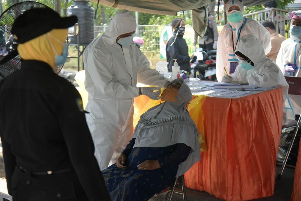Kepala BNPB 'Acungi Jempol' Penanganan Pandemi di Surabaya