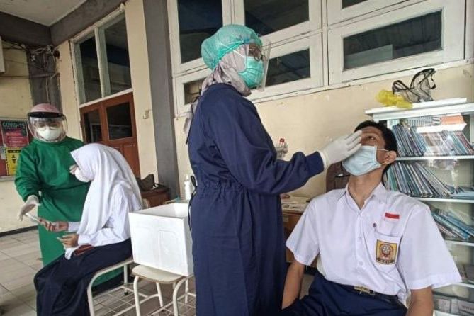 Dispendik Surabaya Lakukan Swab RT-PCR untuk Siswa dan Guru SMP yang Gelar PTM