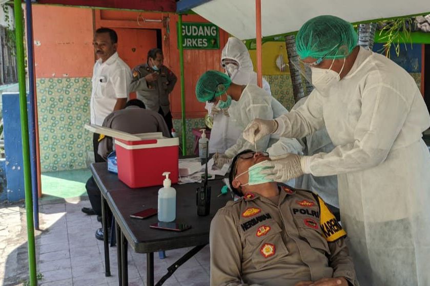 Usai Tugas Penyekatan Mudik, Polisi Probolinggo Jalani Swab PCR