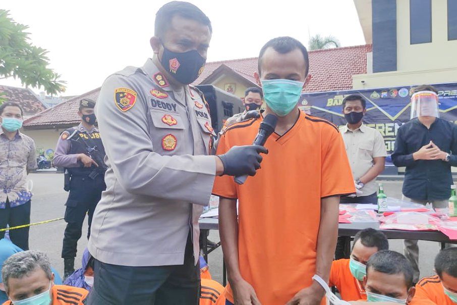 Terlilit Hutang, Pria di Jombang Jual Istrinya ke Pria Hidung Belang Bermain Threesome