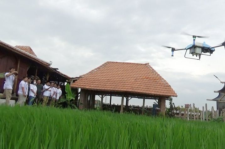 Bangun Ekonomi Kreatif Milenial Sidoarjo Turut Kembangkan Drone untuk Pemupukan Padi