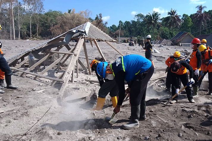 Rescue Blue Helmet Ikut Lakukan Pencarian Korban APG Erupsi Gunung Semeru