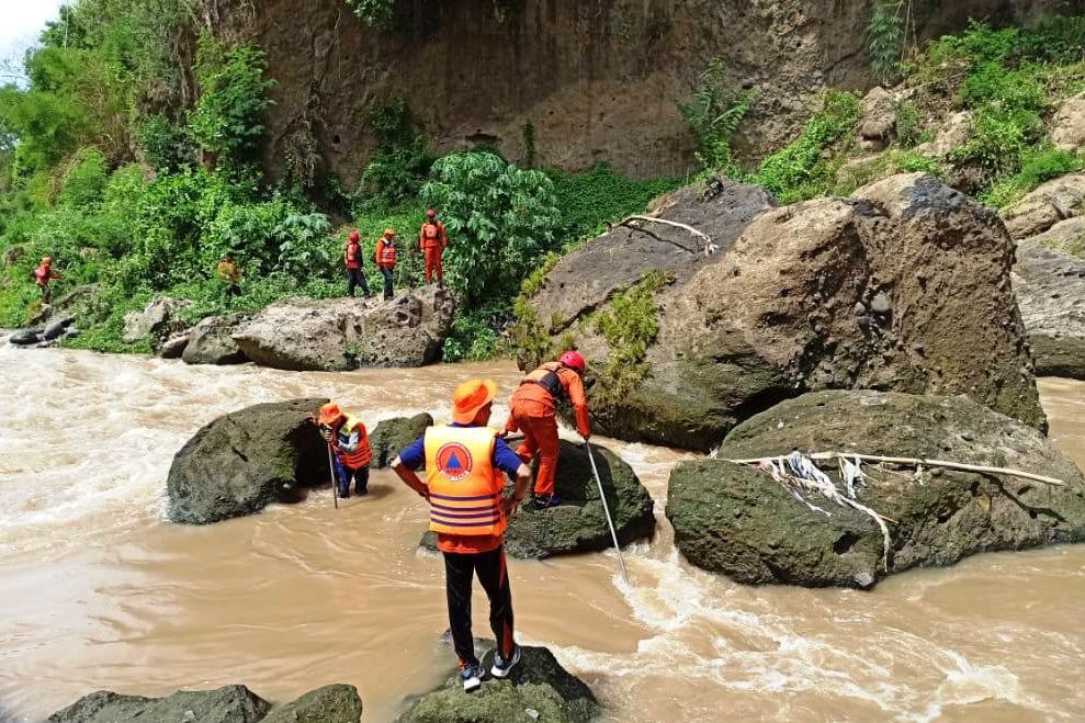 Warga Bondowoso Kepleset dan Jatuh ke Sungai Sampeyan