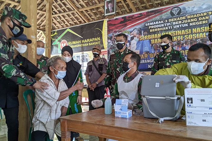 TNI Lakukan Vaksinasi Kepada Penyandang Tunagrahita di Kampung Idiot Ponorogo 