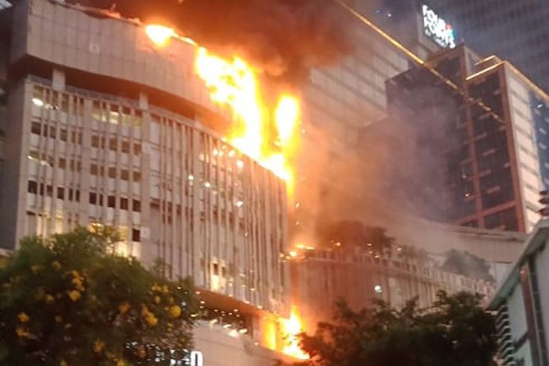 Jelang Buka Puasa, Supermall Tunjungan Plaza Surabaya Terbakar