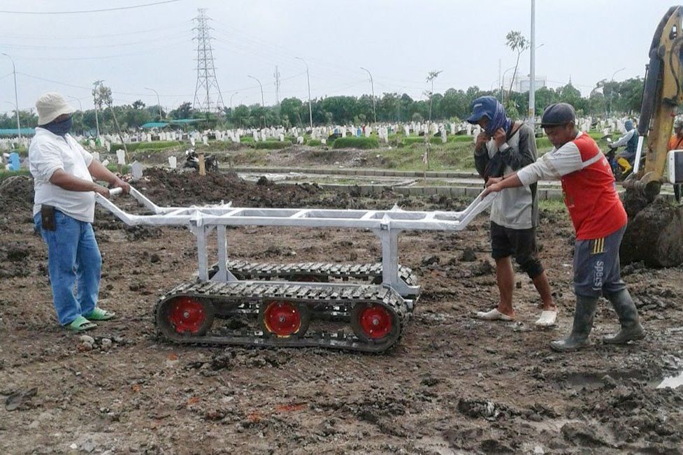 Musim Penghujan, Troli Peti Jenazah Dengan Roda “Tank” Mudahkan Pemulasaran Jenazah Covid-19