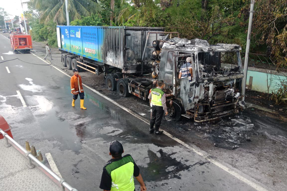 Kontainer Pengangkut BBG Terbakar di Mojokerto