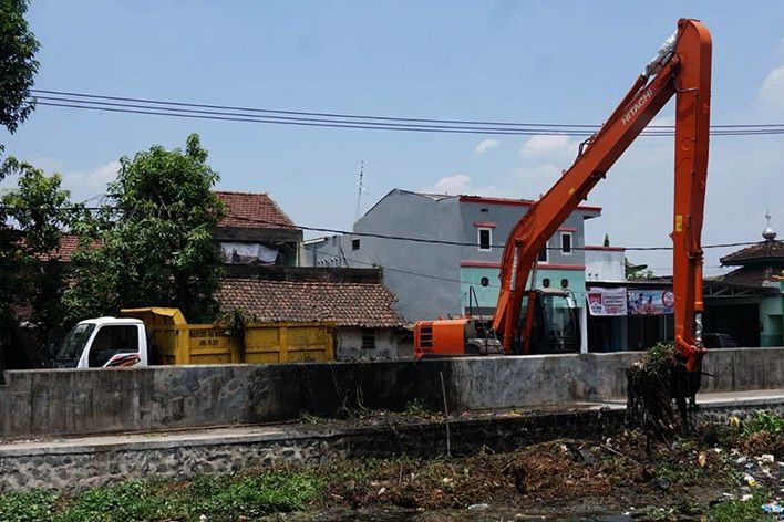 Dikeruk Pakai Alat Berat, Tumpukan Sampah di Aliran Sungai Sadar Sampai 100 Ton