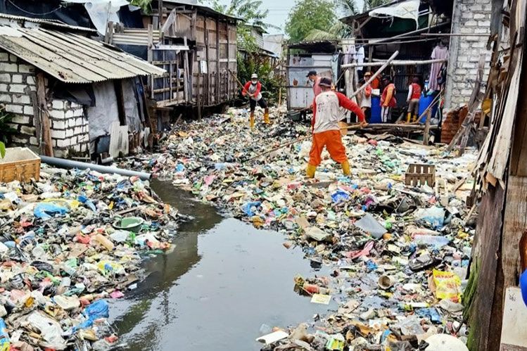 Fenomena Tumpukan Sampah Plastik dan Popok Bayi di Sungai Kalianak