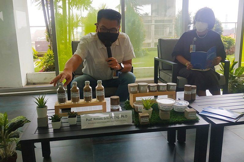 Guru Besar Teknik Sipil UK Petra Daur Ulang Limbah B3 <em>Fly Ash</em> Jadi Pengganti Semen Dalam Beton