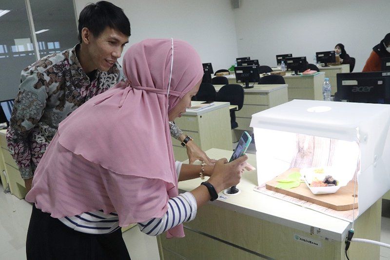 Pelaku UMKM Rusunawa Wonorejo Dilatih Digital Marketing dan Teknik Foto Produk