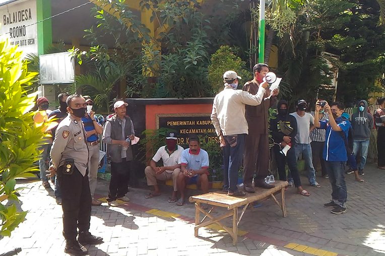 Diduga Tidak Transparansi Anggaran BLT Covid-19, Warga Gresik Demo