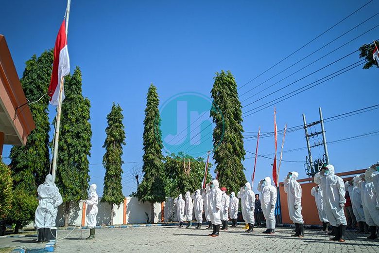 HUT RI ke-76 Petugas Jenazah Covid-19 BPBD Ponorogo Upacara Pakai Hazmat