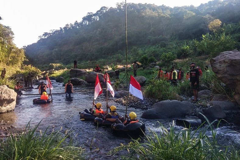 Komunitas Pecinta Lingkungan Kibarkan Sang Saka Merah Putih di Tengah Sungai