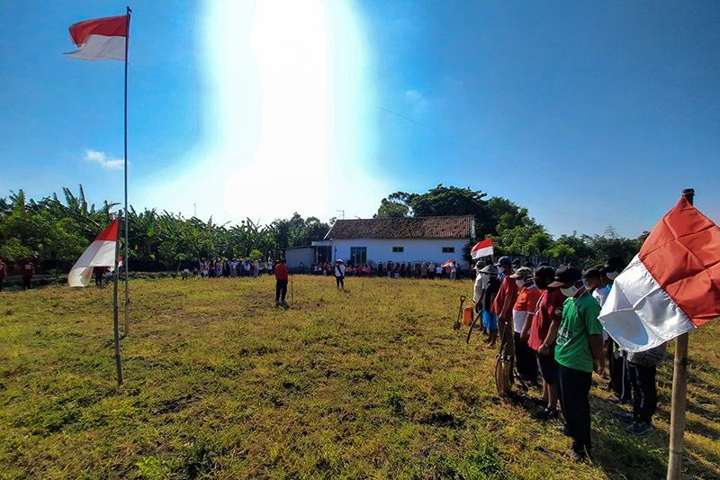 Petani Probolinggo Upacara di Sawah Rayakan HUT RI Ke-75