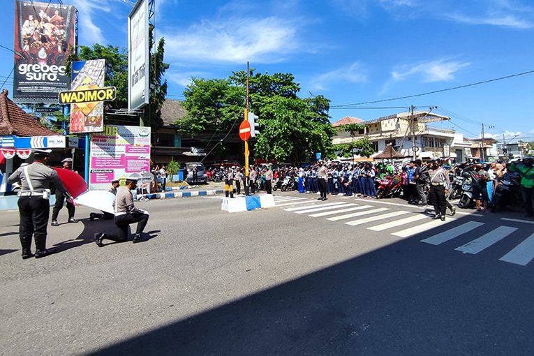 HUT Kemerdekaan RI ke-77, Polisi di Ponorogo Ajak Pengguna Jalan Upacara di Tengah Jalan