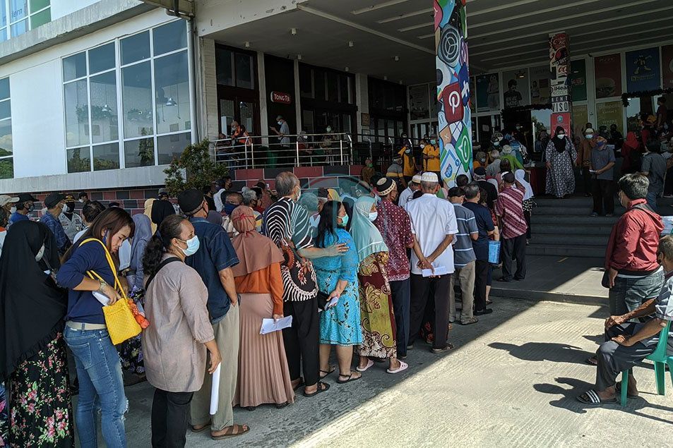 Vaksinasi Lansia di Ponorogo Membludak