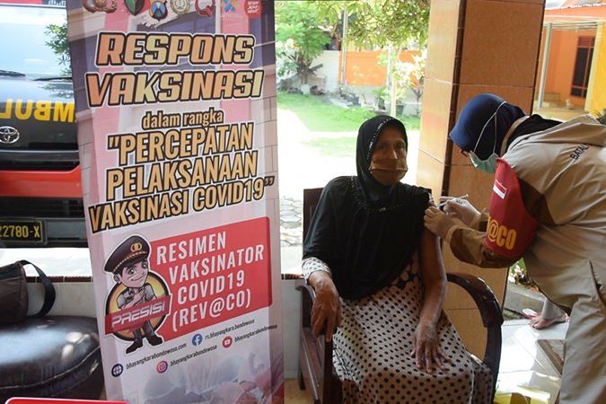 Genjot Pemerataan Vaksinasi, Polres Bondowoso Datangi Satu Per Satu Rumah Warga