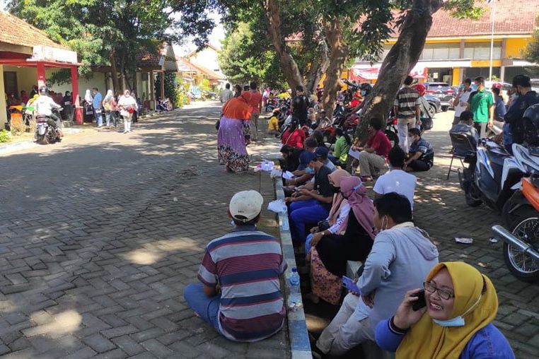 Takut Tak Kebagian Vaksin, Warga 'Geruduk' Kantor Dinkes Mojokerto
