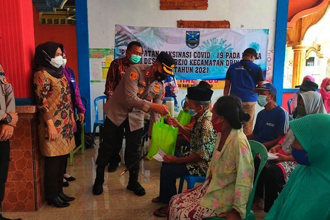 Cegah Sebaran Covid-19 Saat Nataru, 100 Lansia di Probolinggo Jalani Vaksinasi