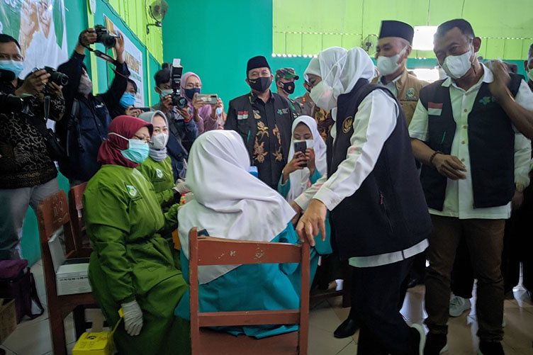 Pantau Vaksinasi Pelajar Ponorogo, Khofifah: Ponorogo di Level 3, PTM Bisa Dilakukan Bertahap