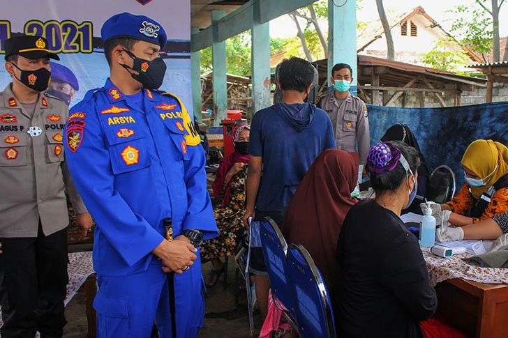 Sambut Hut Polairud Ke-71, Warga Nelayan Dringu Probolinggo Jalani Vaksinasi