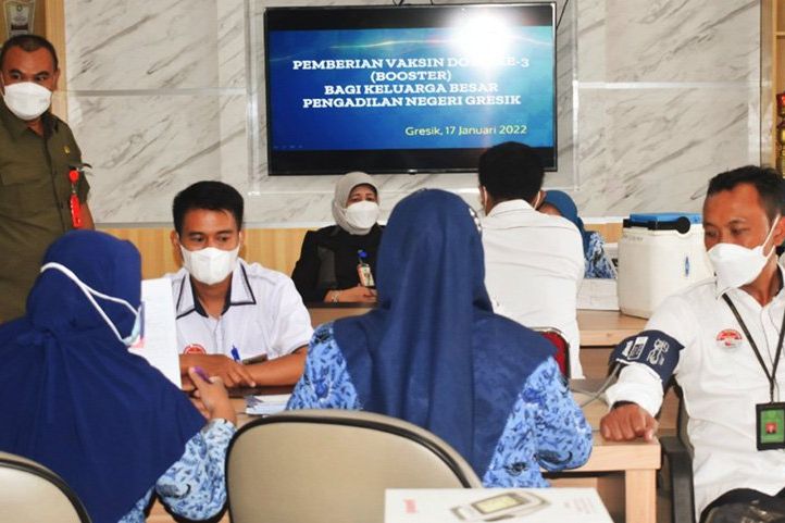 Hakim dan Panitera di Pengadilan Negeri Gresik Terima Vaksin Booster