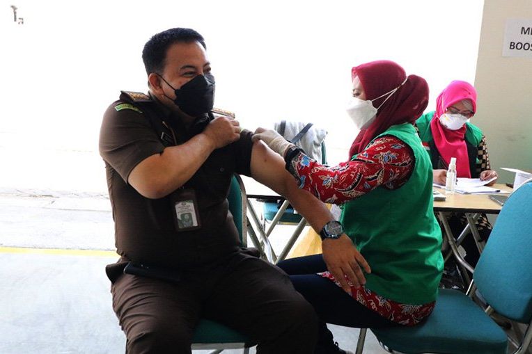 Cegah Sebaran Omicron,  446 Orang Ikuti Vaksin Booster di Kejati Jatim