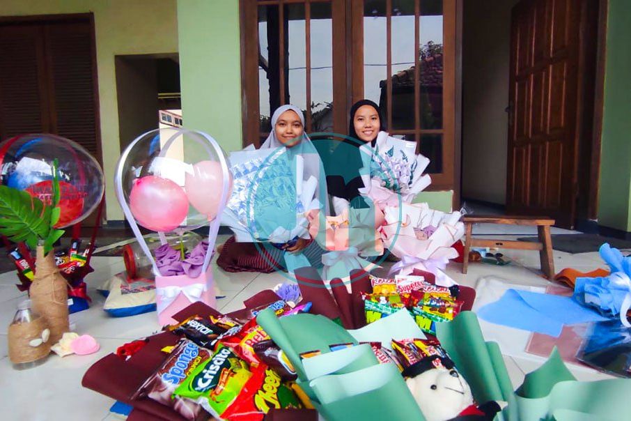 Valentine di Tengah Pandemi Covid-19, Dua Gadis Muda Kebanjiran Orderan Buket Unik