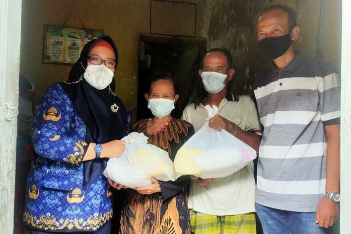 Wabup Gresik Aminatun Sambangi dan Beri Bantuan Warga Miskin yang Sakit
