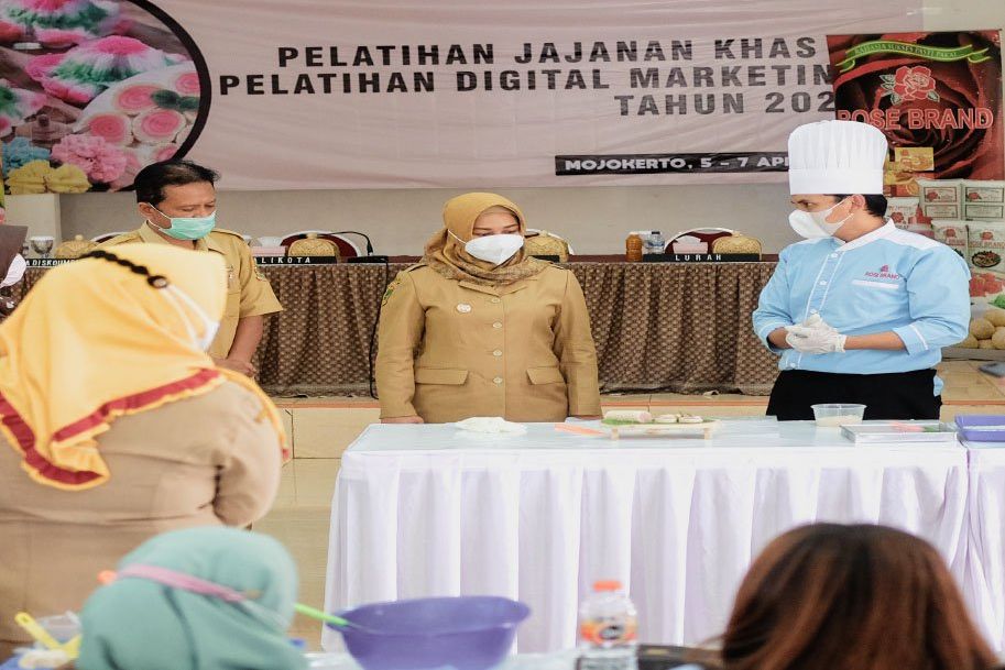 Di Tengah Pandemi, Ning Ita Lahirkan Kampung UMKM Mandiri