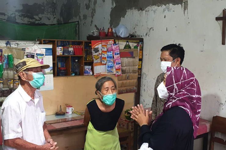 Keliling Naik Vespa Ning Ita Kunjungi Rumah Warga Yang Merayakan Natal di Kota Mojokerto