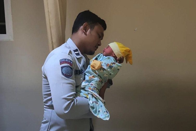 Bantu Persalinan Warga Binaan, Petugas Rutan Gresik Gantikan Peran Ayah