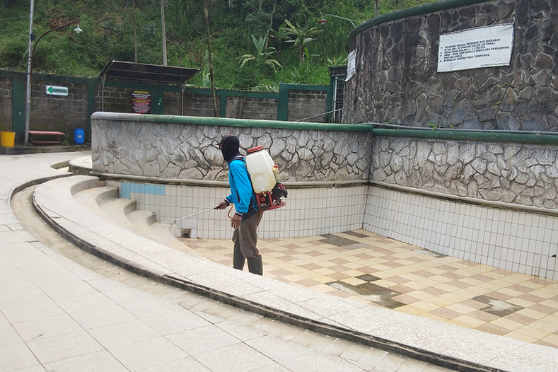 Corona, Magetan Galakkan Penyemprotan Disinfektan, Wisata Air Panas Pacet Ditutup
