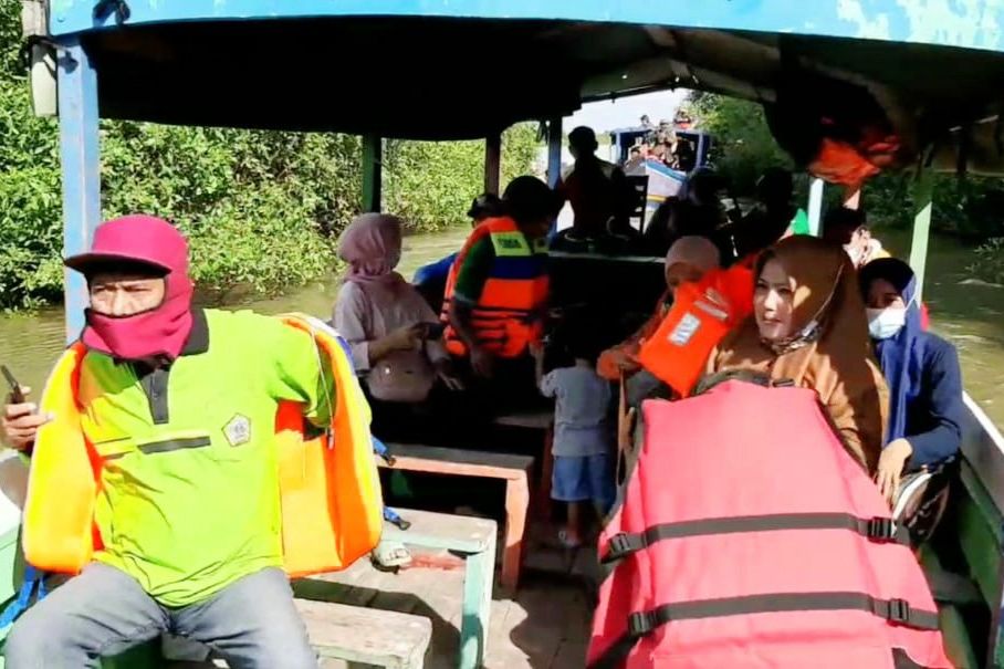 Serunya Berwisata Susur Sungai Bengawan Solo Sambil Tangkap Ikan di Gresik