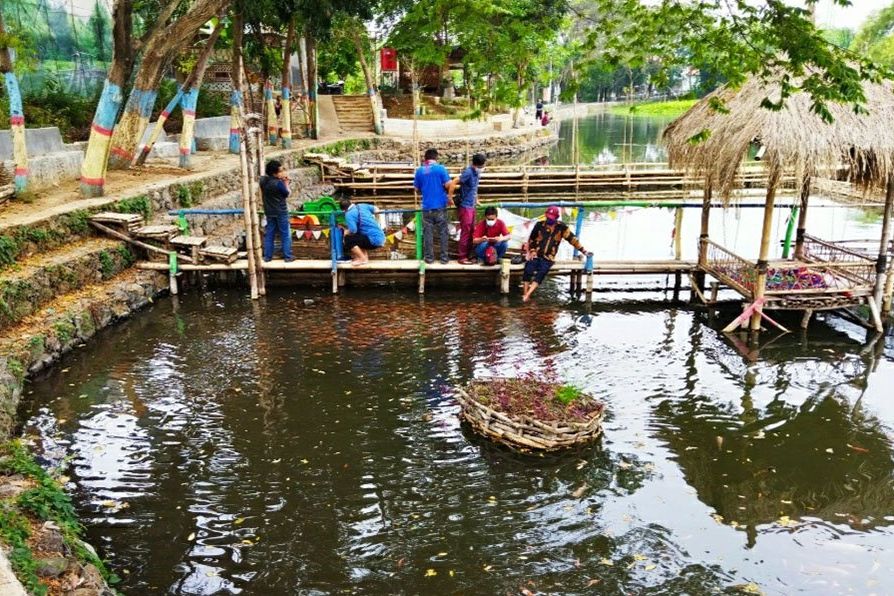 Wisata Sumber Mata Air Sentong Kini Tawarkan Terapi Ikan Atau Fish Spa