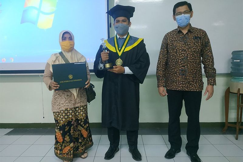 Kantongi Sederet Prestasi dan Bebas Biaya Pendidikan, Rizal Efendi Jadi Wisudawan Terbaik