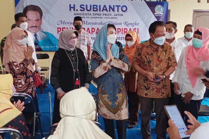 Turun ke Pelosok Kediri, Arumi Bachsin Beri Motivasi ke Emak-emak