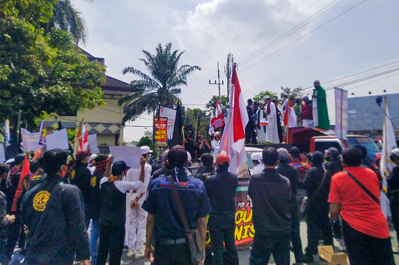 Buruh, Ormas NU dan FPI Demo di Depan Gedung DPRD Jember