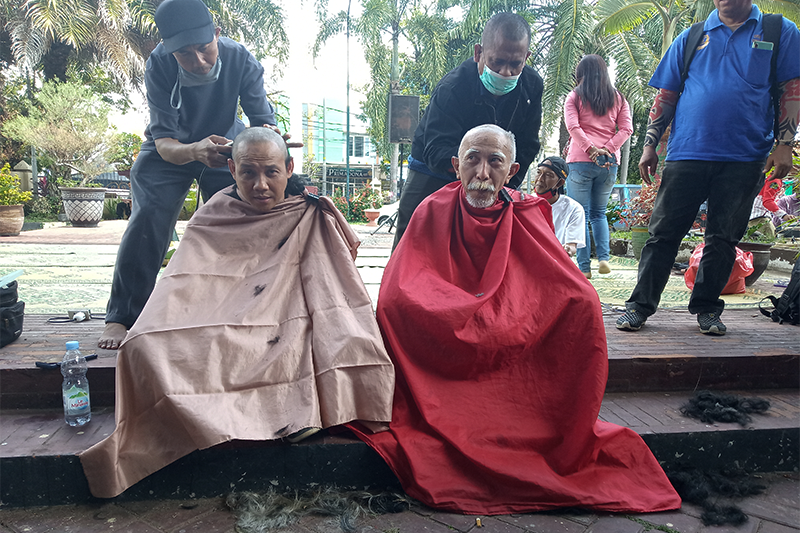 Bupati Jember Disanksi Tidak Gajian 6 Bulan, Aktivis dan Anggota Dewan Gelar Cukur Gundul