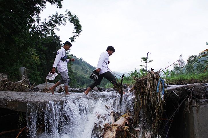 Di Balik Kisah Perjuangan Siswa Pedesaan Situbondo Saat Musim Hujan